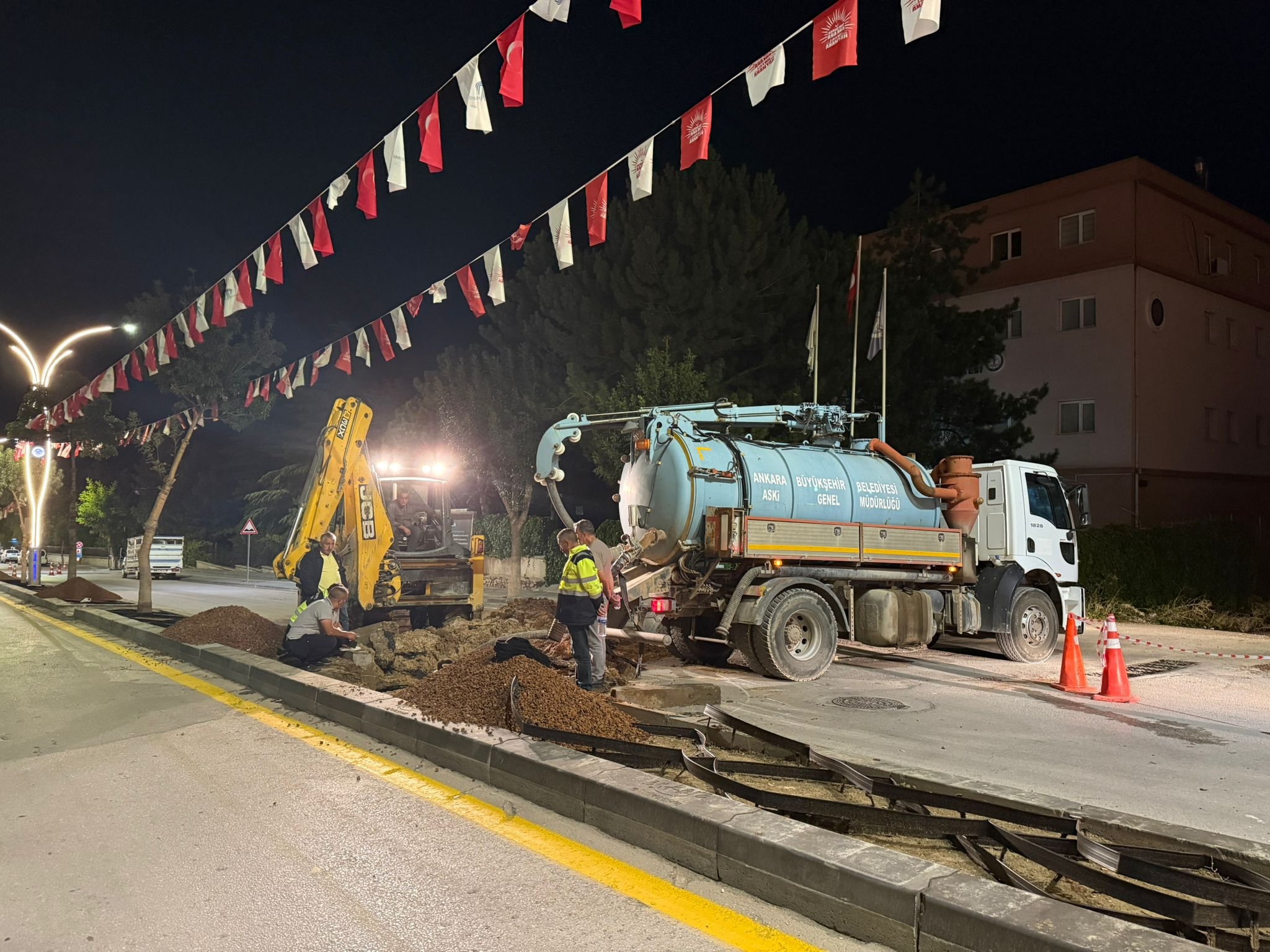 1 KİŞİ ÇALIŞIYOR, 5 KİŞİ İZLİYOR!
