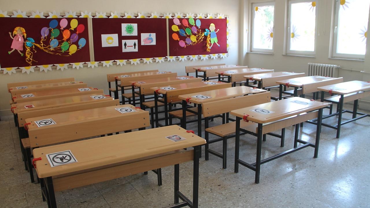 OKULLAR AÇILDI, DERS İŞLEYECEK ÖĞRETMEN YOK!