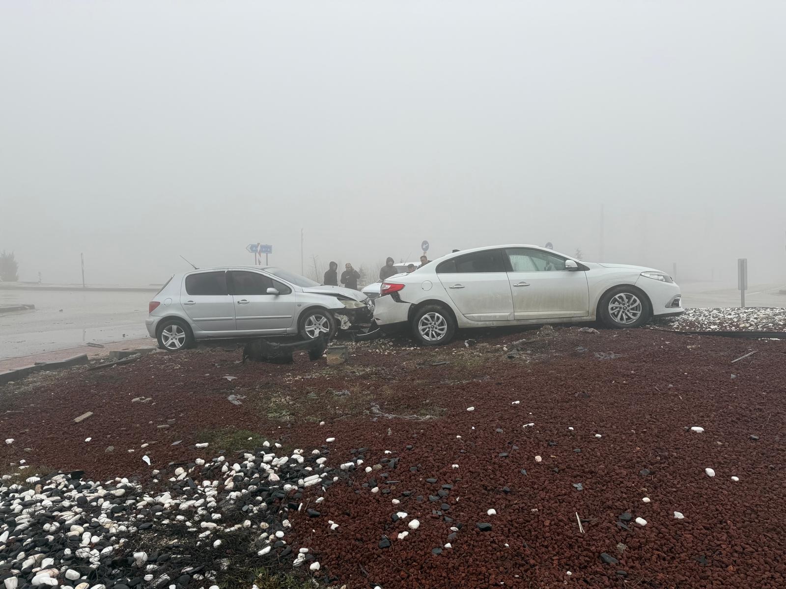 SİS+YAĞIŞLI HAVA: AKILLI KAVŞAKTA KAZA