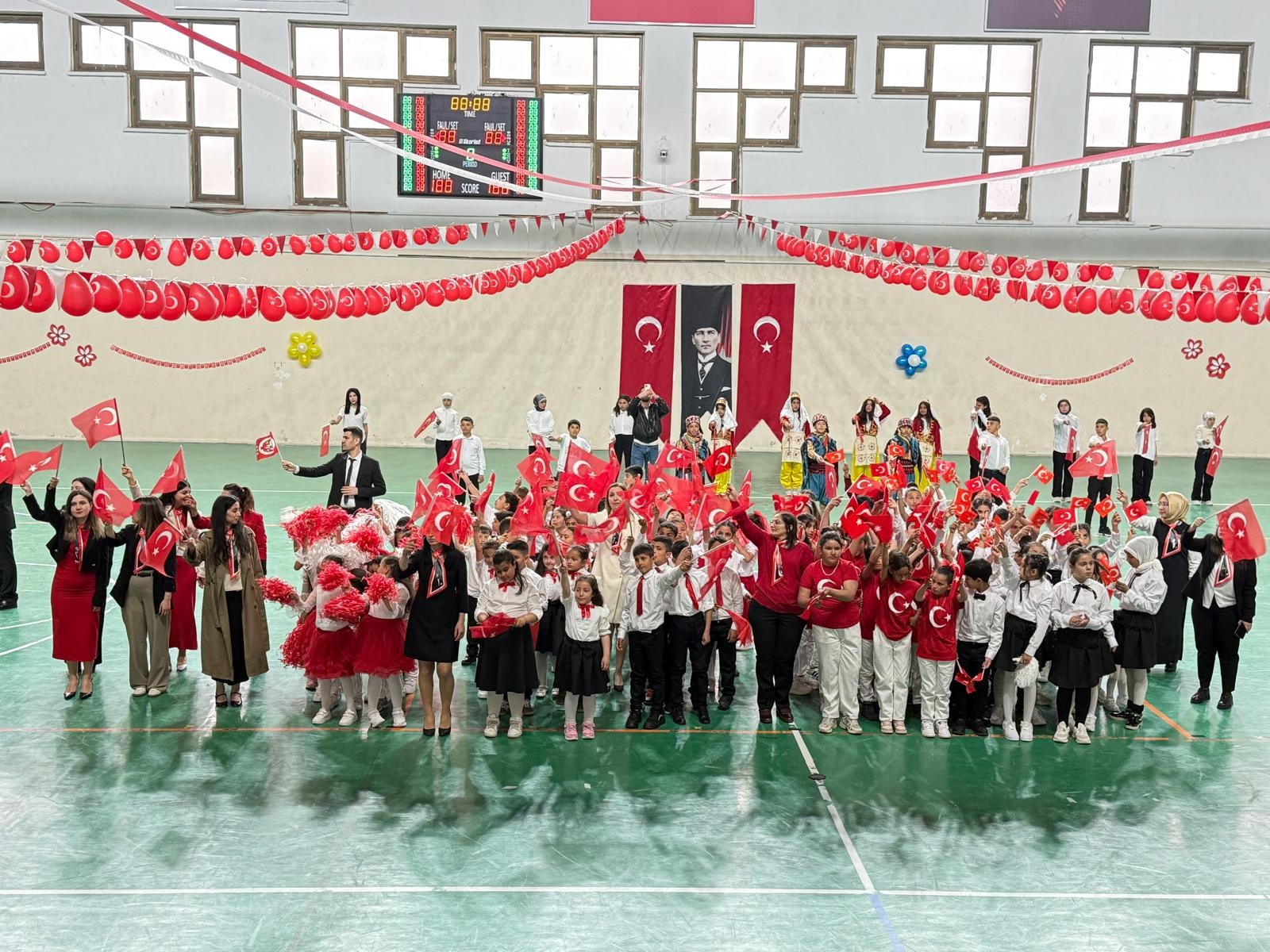 MİNİK YÜREKLERDEN BÜYÜK GÖSTERİ