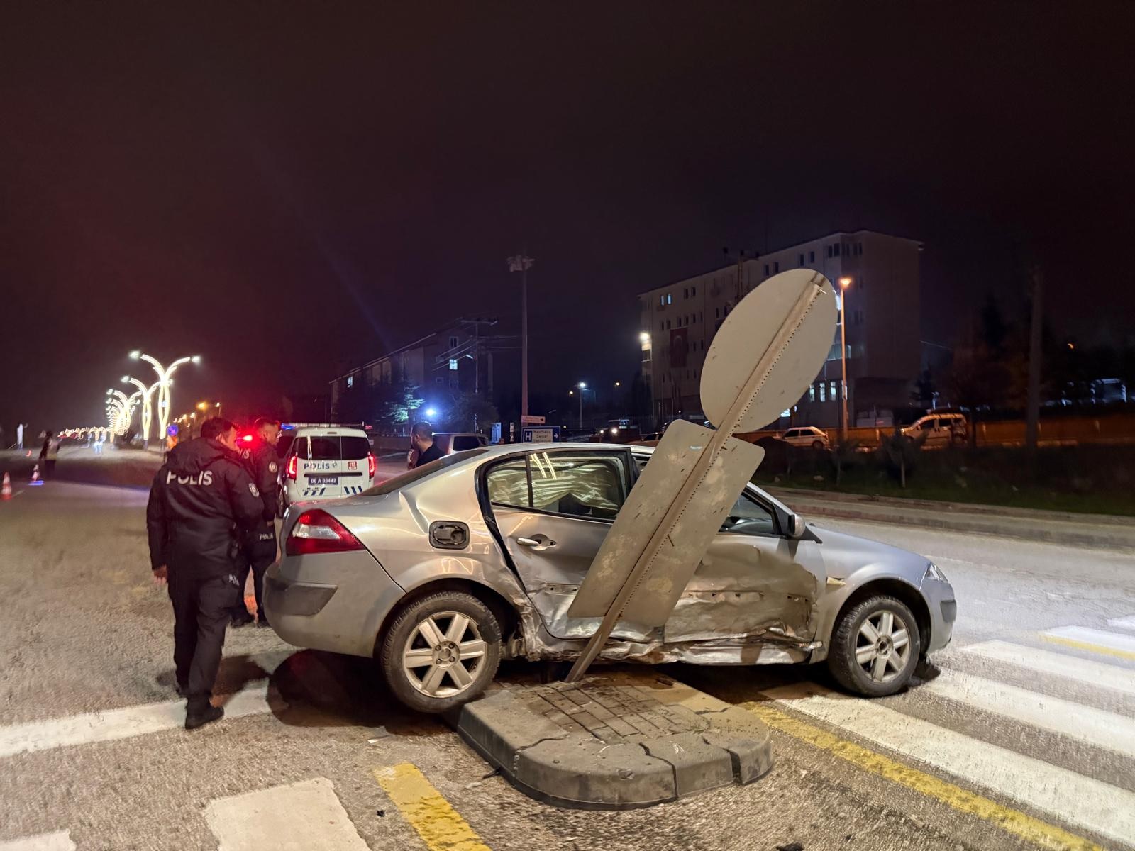 EMNİYET ÖNÜNDE FECİ KAZA: 3 YARALI