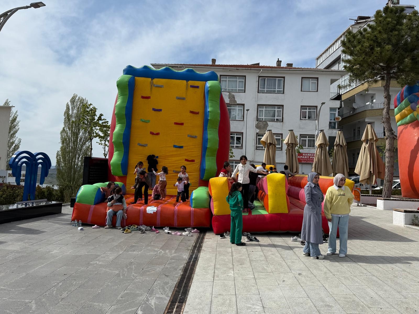 KENT MEYDANI ÇOCUKLARLA ŞENLENDİ