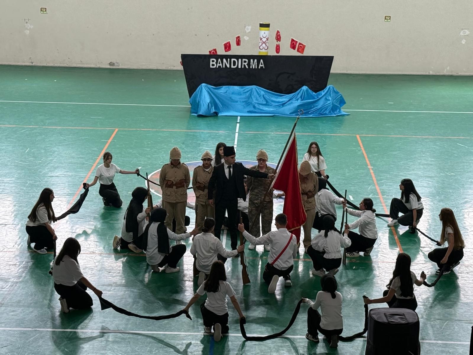 GENÇLİK ATASINI ANDI, BAYRAMINI KUTLADI