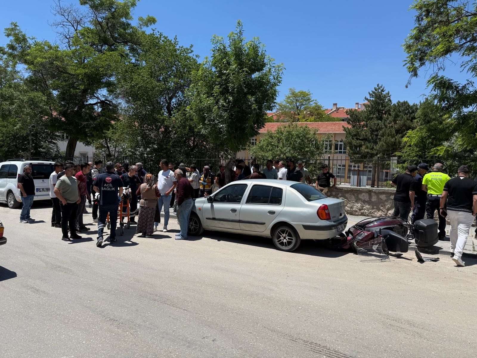 OTOMOBİL MOTOSİKLETE ÇARPTI: 2 YARALI