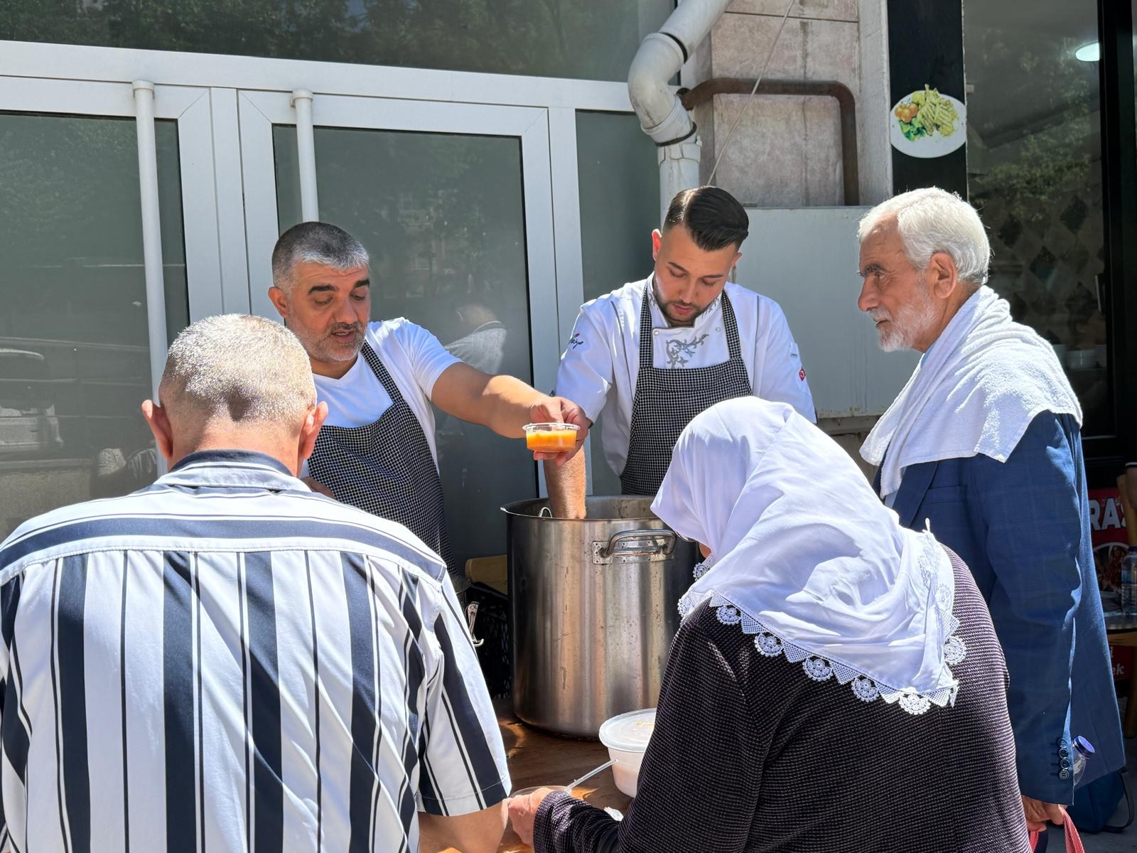 MAMOŞ USTA 10 BİN KİŞİLİK AŞURE DAĞITTI!