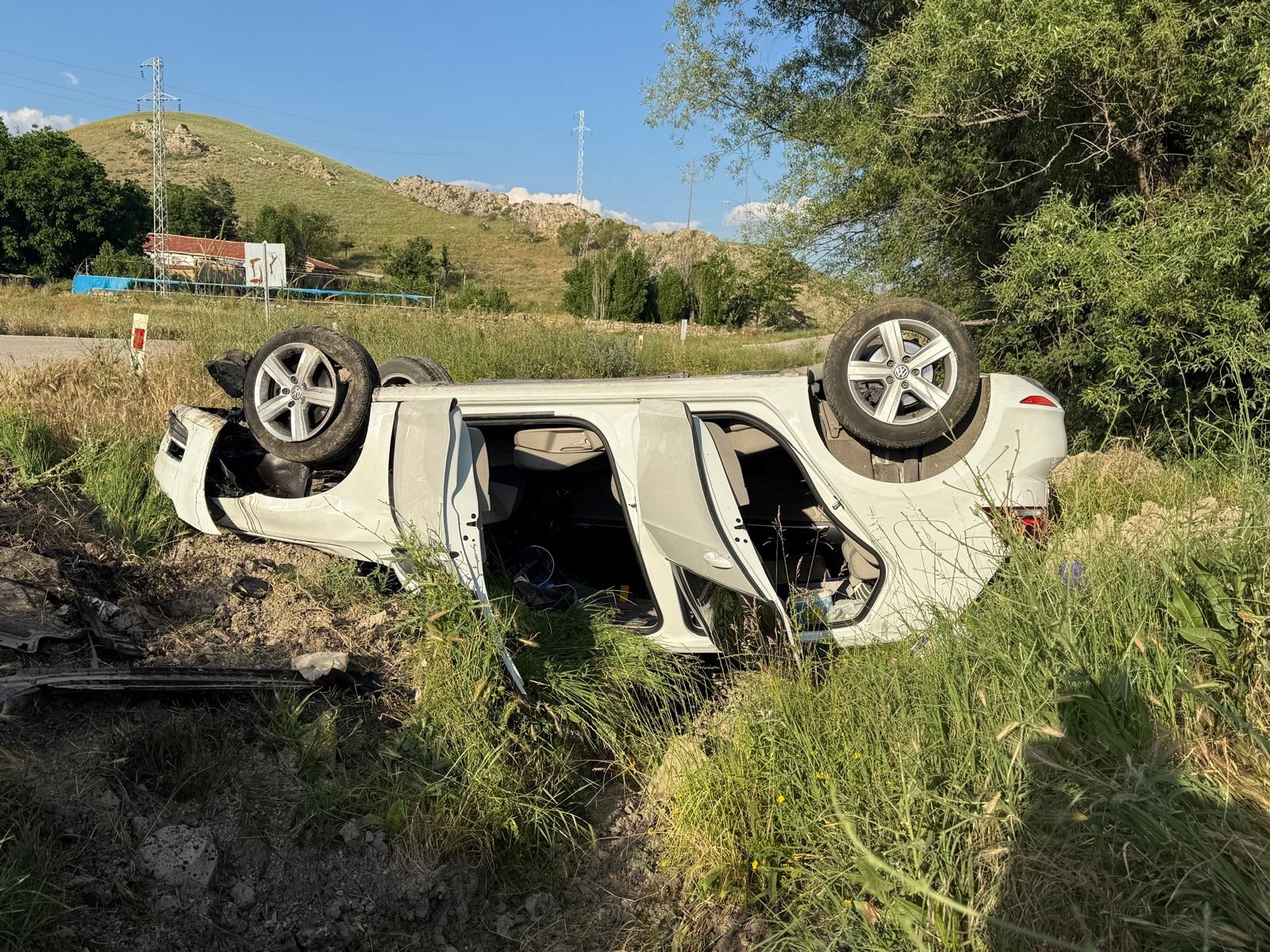 TAKLA ATAN OTOMOBİL HENDEKTE TERS DÖNDÜ