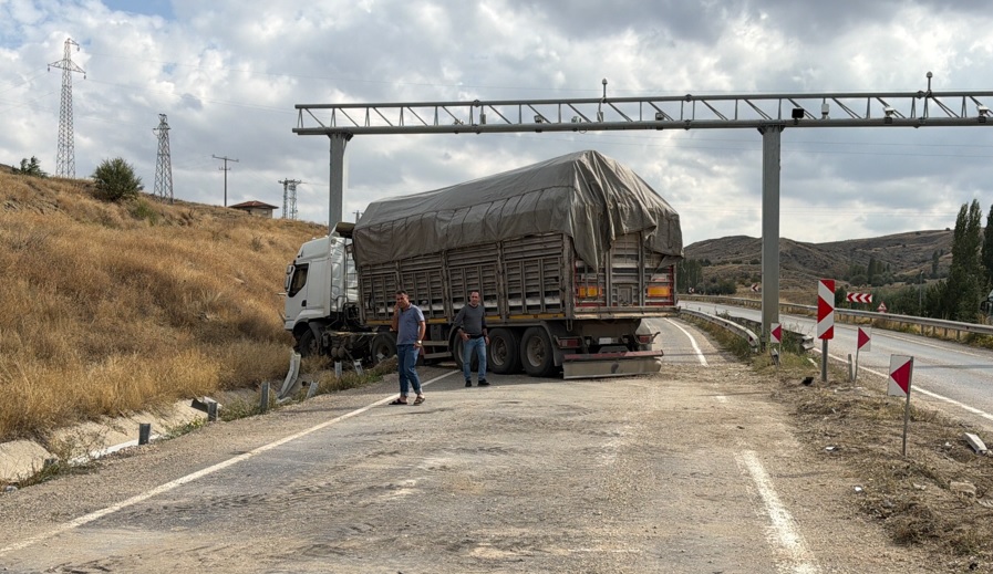DİREKSİYONU KİLİTLENDİ, KARŞI ŞERİDE DALDI